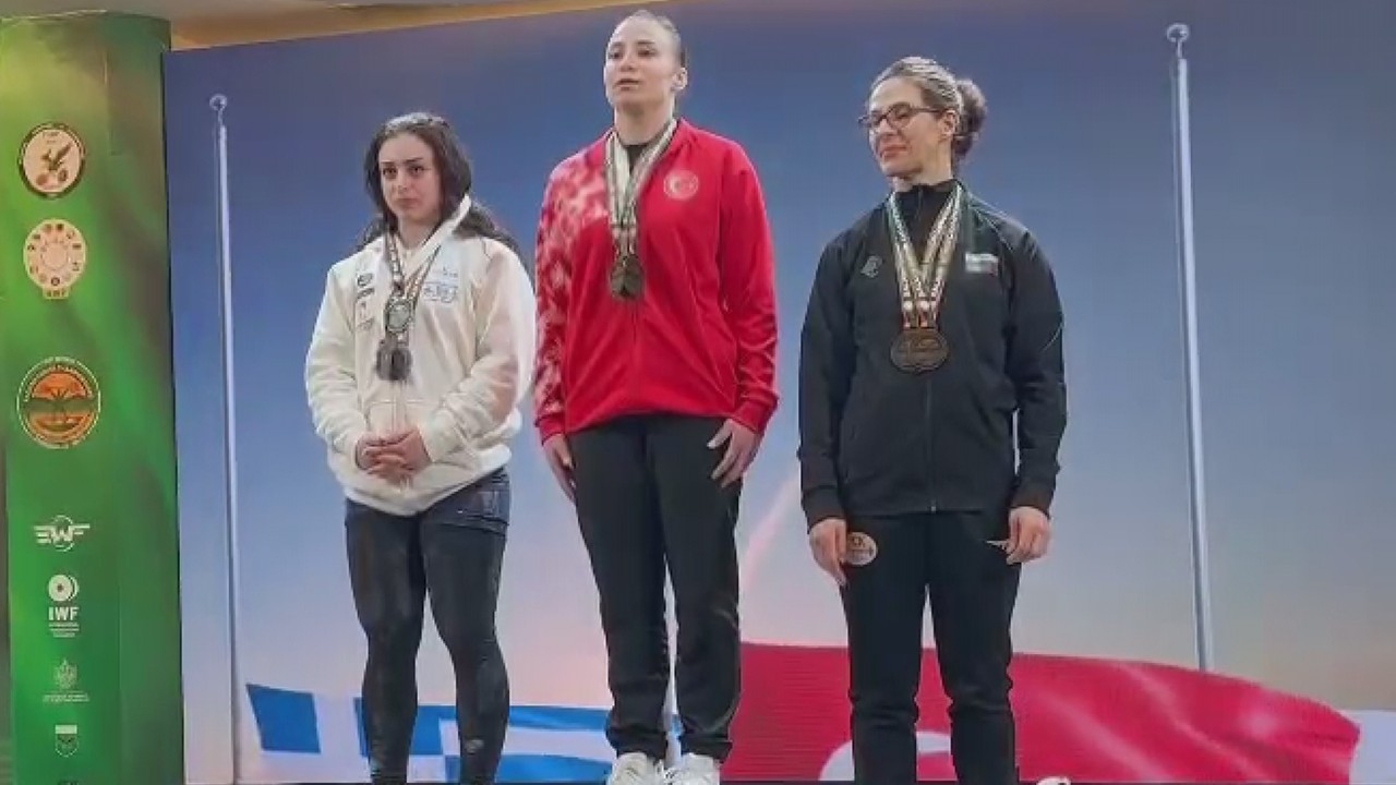 Konyalı Hatice Arnavutluk’ta kürsüde