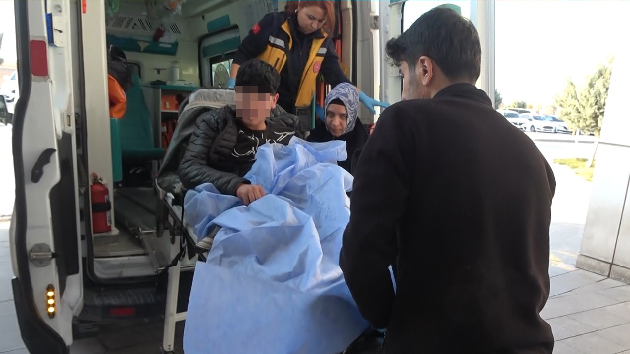 Şakalaşırken okul arkadaşını bıçakla yaraladı