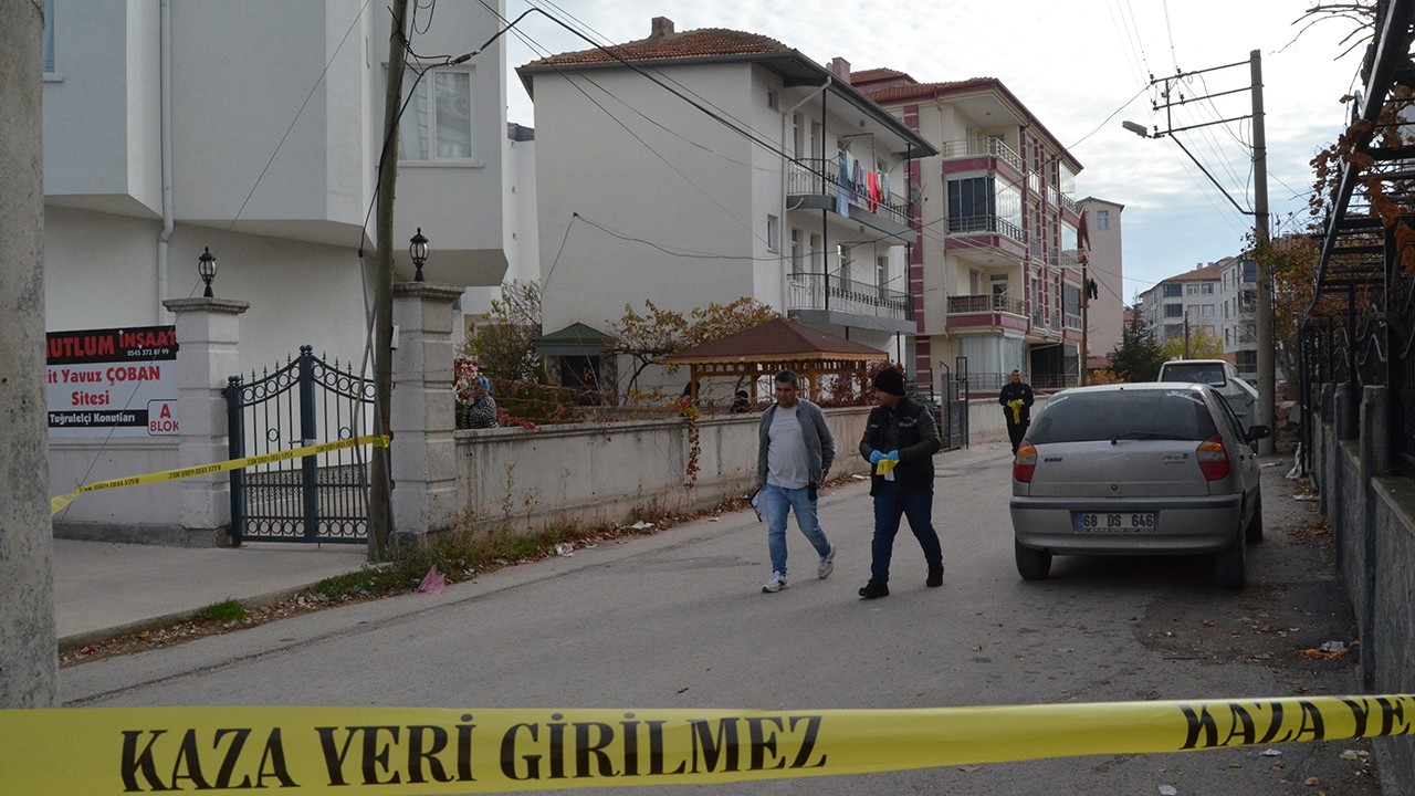 Kayınpederinin ağır yaraladığı damat, göğsündeki bıçakla hastaneye kaldırıldı