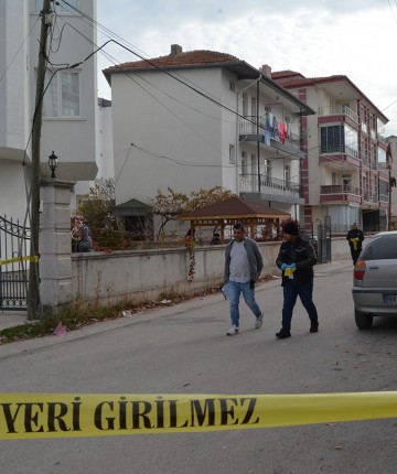 Kayınpederinin ağır yaraladığı damat, göğsündeki bıçakla hastaneye kaldırıldı