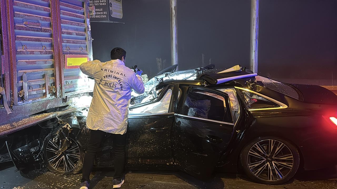 Otomobil tıra girdi, 4 kişi yaşamını yitirdi