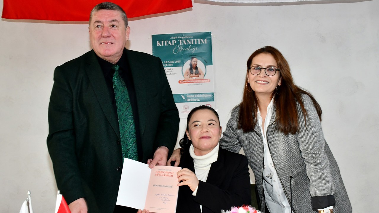 Ruhsal engelli kadın, şiir kitabıyla imza günü düzenledi