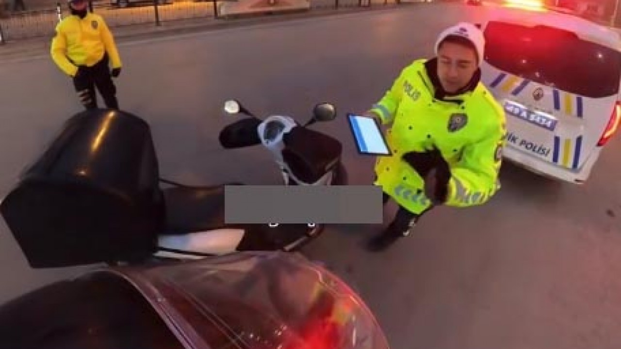 Trafik polisi, soğuktan elleri titreyen kuryeye eldivenlerini verdi