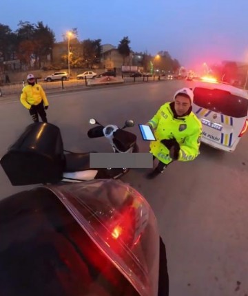 Trafik polisi, soğuktan elleri titreyen kuryeye eldivenlerini verdi