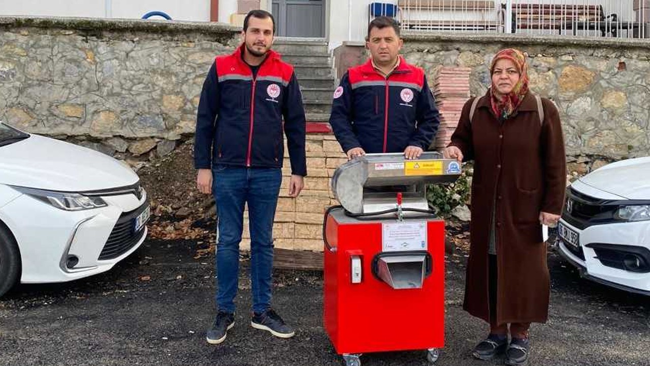 Ahırlı'da üreticilere salça sıkma makinesi, şarjlı budama makası ve süt sağım makinesi verildi