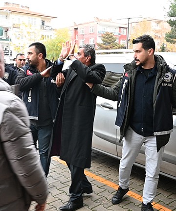 Gelinini yaralayıp, onun kız kardeşini öldüren kayınpeder adliyeye sevk edildi