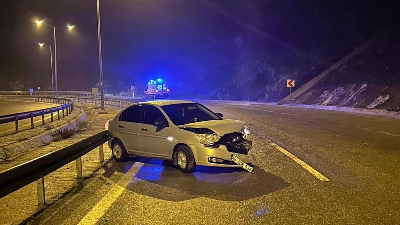 Kulu gişelerinde kontrolden çıkan otomobil bariyerlere çarptı