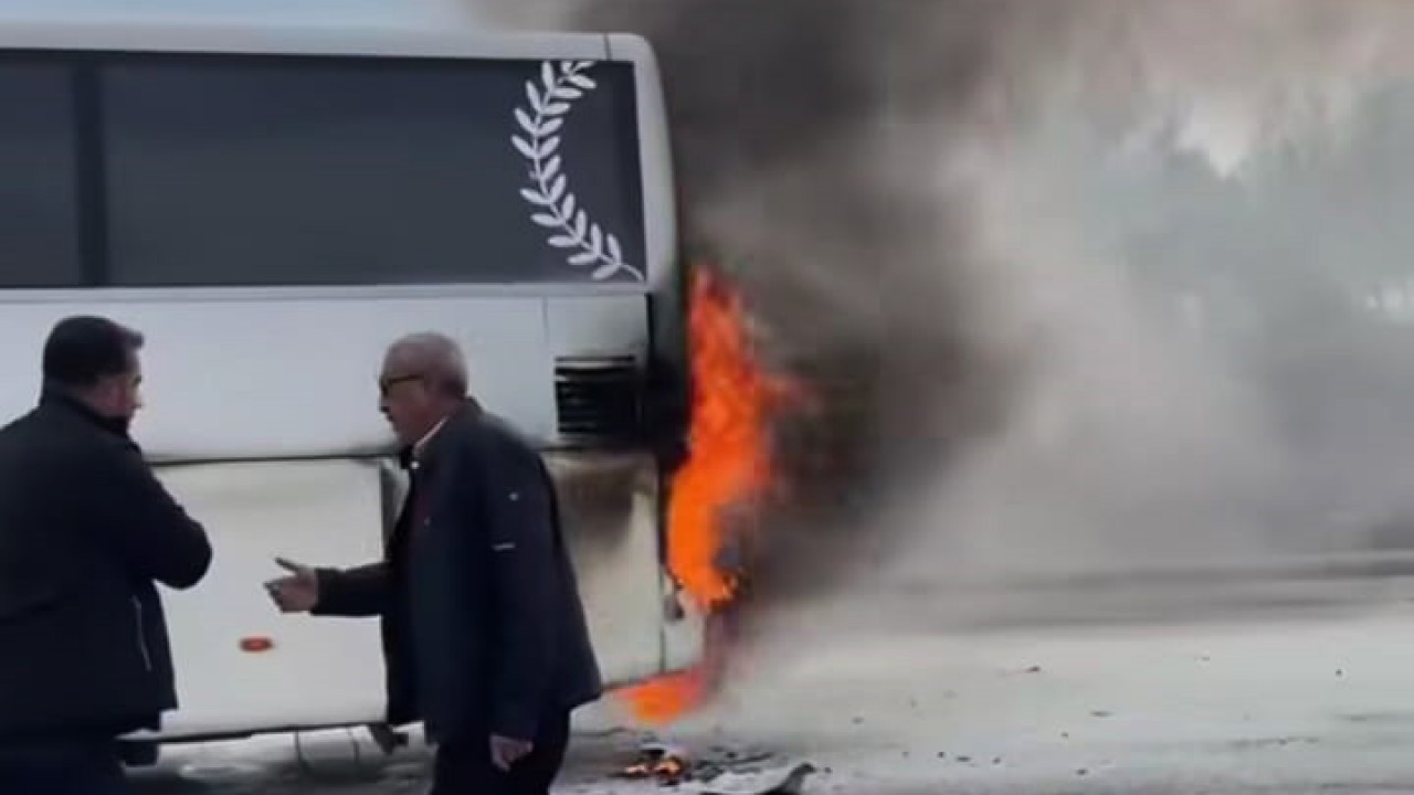 Seyir halindeki otobüste yangın çıktı, yolcular tahliye edildi