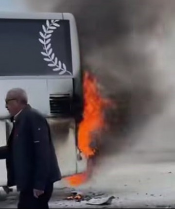 Seyir halindeki otobüste yangın çıktı, yolcular tahliye edildi