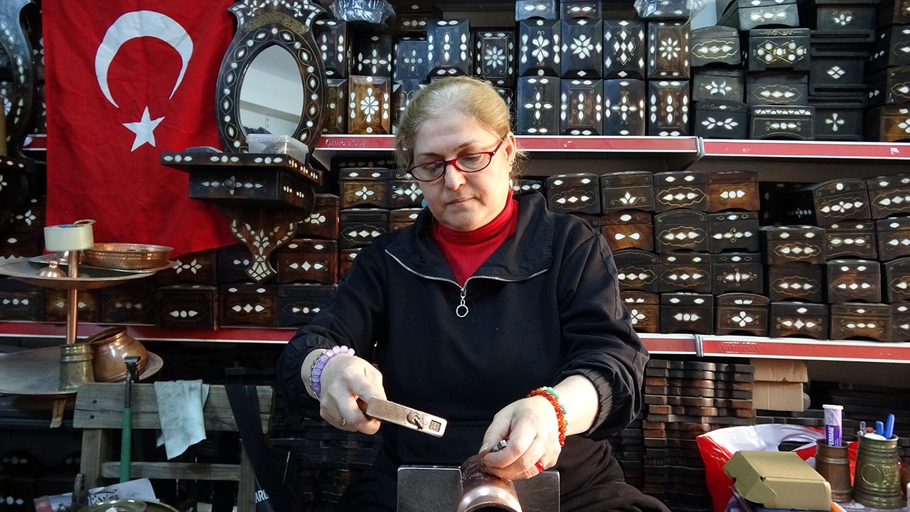 Kadın bakır ustası erkeklere taş çıkartıyor