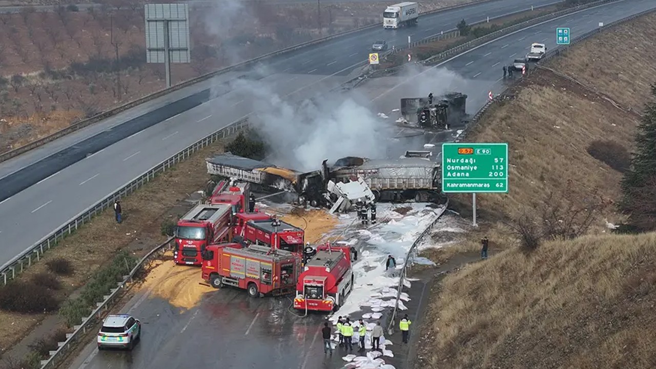 Otoyolda 3 TIR çarpıştı! Kazanın ardından TIR'lar alev aldı