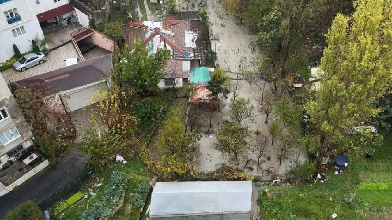 Şiddetli yağış sonrası rögar taştı, caddeyi su bastı