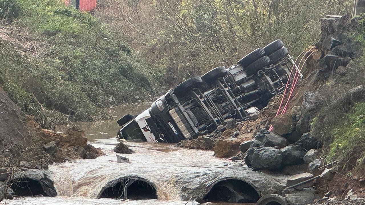 Yol çöktü: İki araç dereye düştü