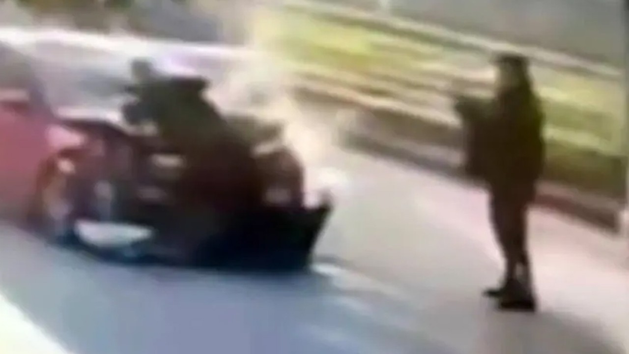 Eski eşiyle evli polis memuruna otomobille çarpıp fotoğrafını çekti