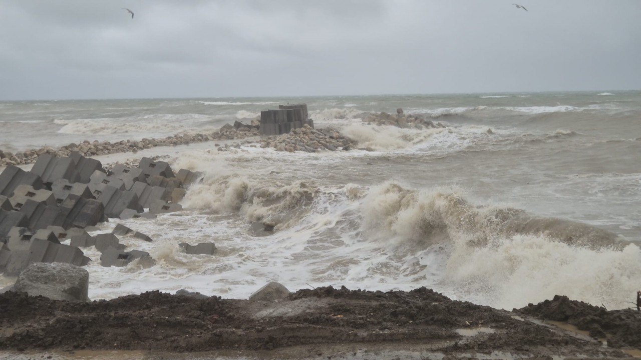 Fırtına nedeniyle dalga boyu 4 metreye ulaştı