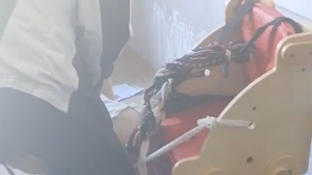 Otizmli öğrencilerin iple bağlanıp ders işlenmesine inceleme