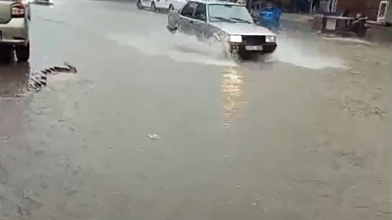 Sağanak nedeniyle yollar göle döndü