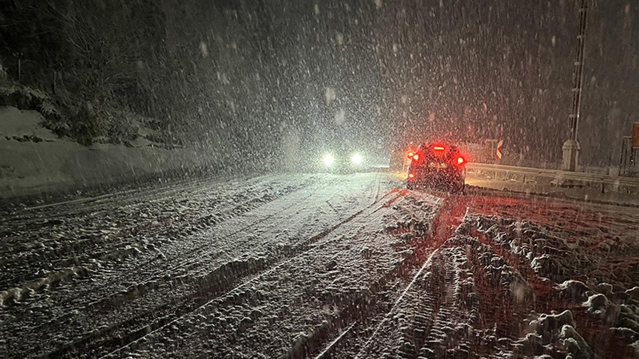 Kar yağışı 17 yolu ulaşıma kapattı