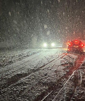 Kar yağışı 17 yolu ulaşıma kapattı