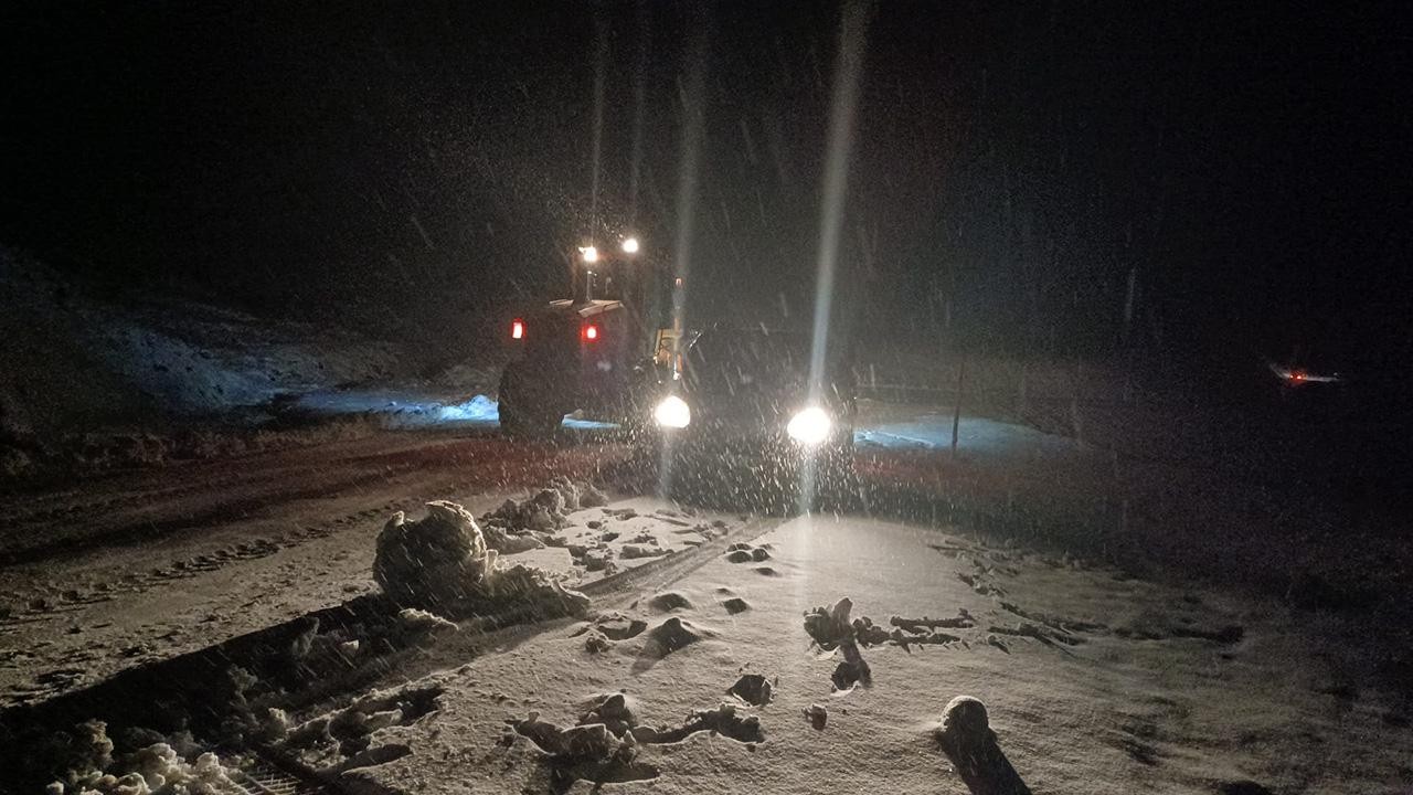 Yoğun kar: Yolda mahsur kalan 10 kişi kurtarıldı