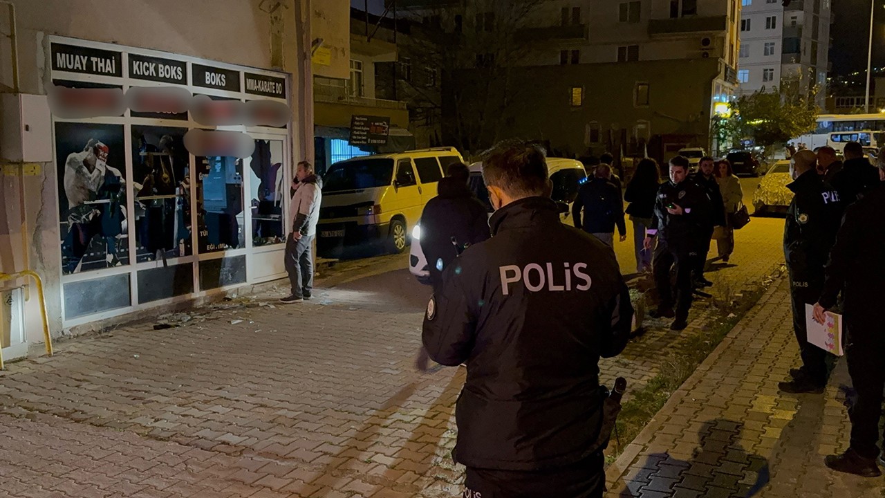 13 yaşındaki kız çocuğuna taciz iddiasıyla spor salonunun camlarını kırdılar