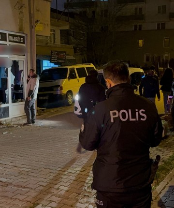 13 yaşındaki kız çocuğuna taciz iddiasıyla spor salonunun camlarını kırdılar