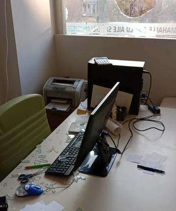 Aile sağlığı merkezine taşlı saldırı! Doktora taşa sarılı tehdit notu bıraktılar