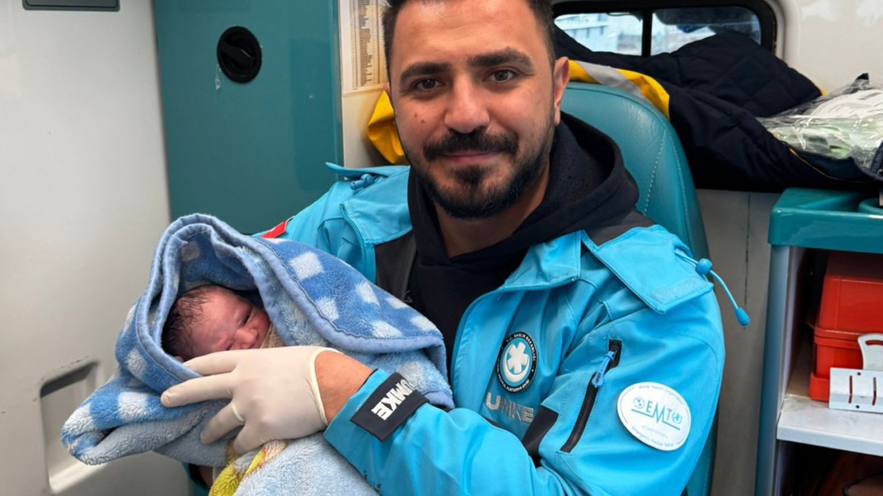 Ambulansta doğan bebeğe sağlık personelinin adı verildi