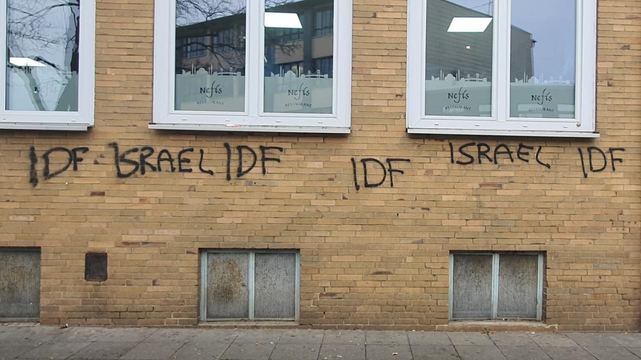 İki camiye düzenlenen saldırıda duvarlara "İsrail" ve "IDF" yazıldı