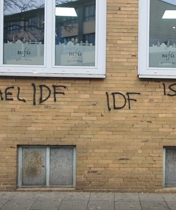 İki camiye düzenlenen saldırıda duvarlara "İsrail" ve "IDF" yazıldı