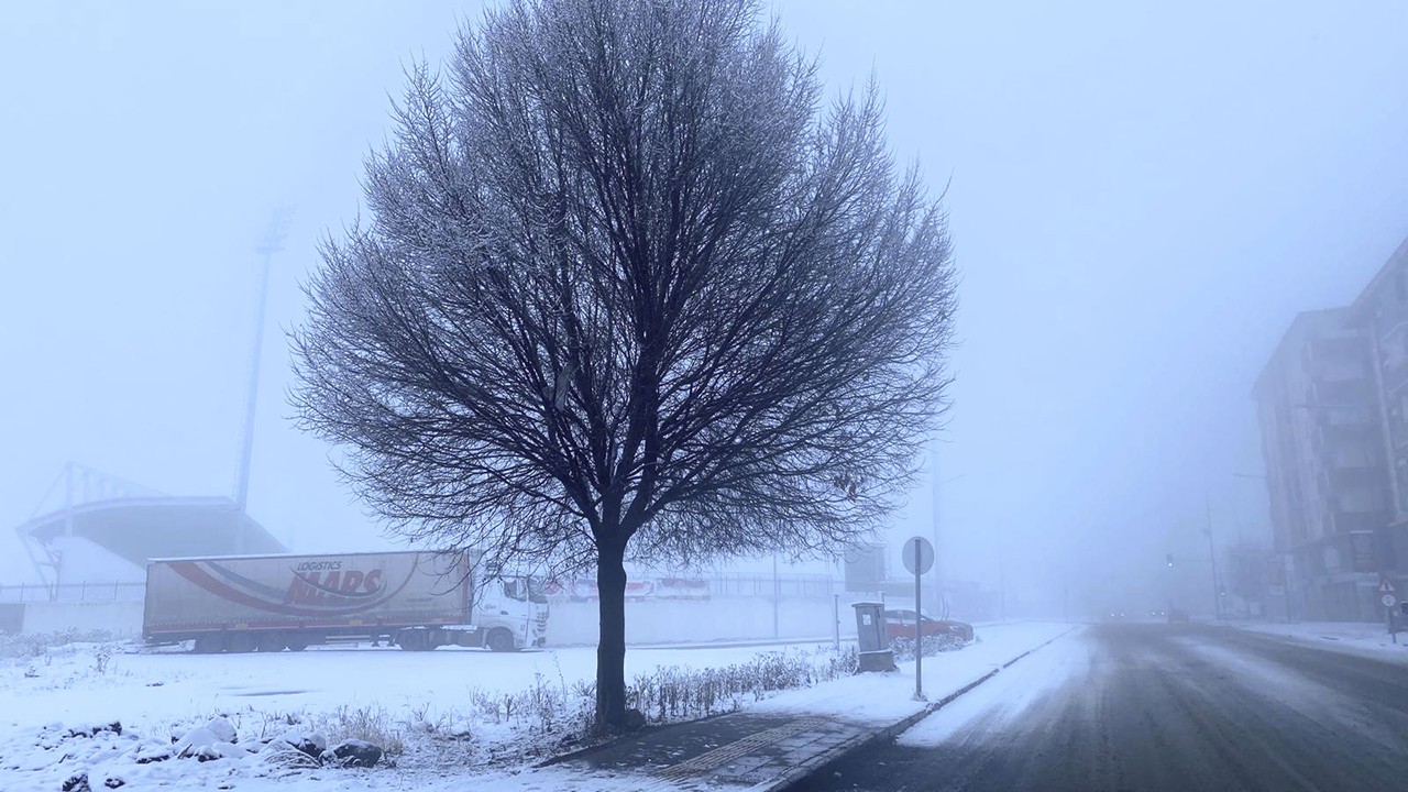 Kars ve Ardahan'da kar yağışı ile sis etkili oluyor