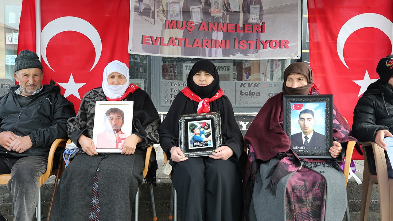Muş'ta evlatlarına kavuşmak isteyen aileler, DEM Parti önündeki eylemlerini sürdürdü
