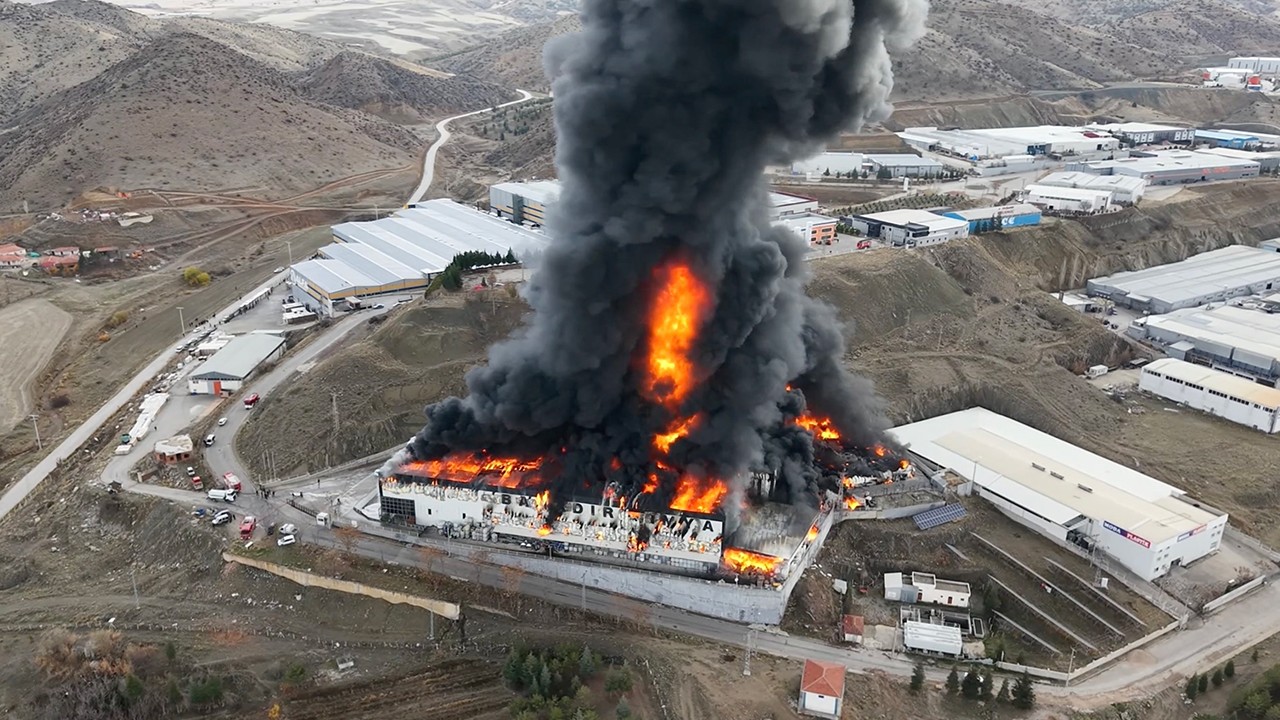 Sanayide bir fabrikada yangın çıktı: 50 araç ve 170 personelle müdahale ediliyor