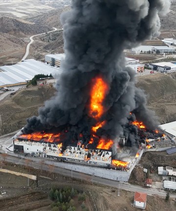 Sanayide bir fabrikada yangın çıktı: 50 araç ve 170 personelle müdahale ediliyor