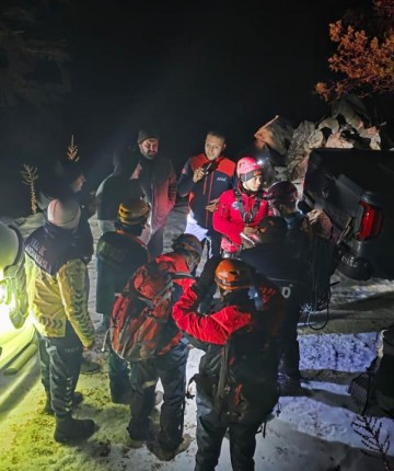 Dağda mahsur kalan 3 kişi kurtarıldı