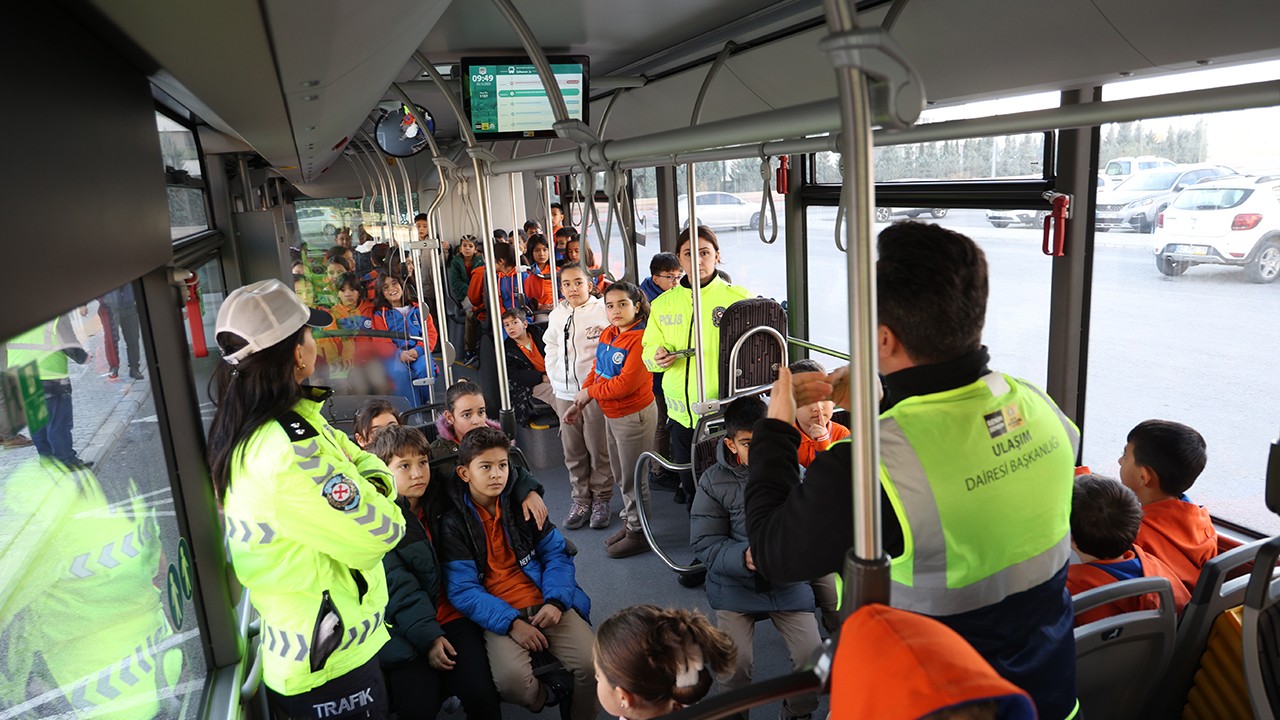 Konya Büyükşehir’in nezaket otobüsü öğrencilere trafik kültürünü aşılıyor