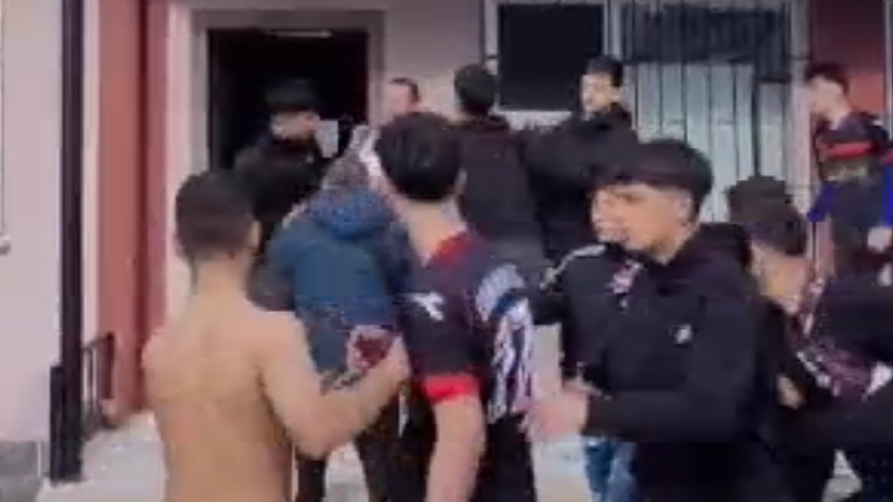 Öğrenciler, öğretmeni darp etti! O anlar kamerada