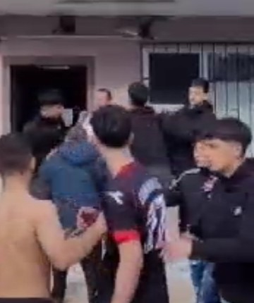 Öğrenciler, öğretmeni darp etti! O anlar kamerada