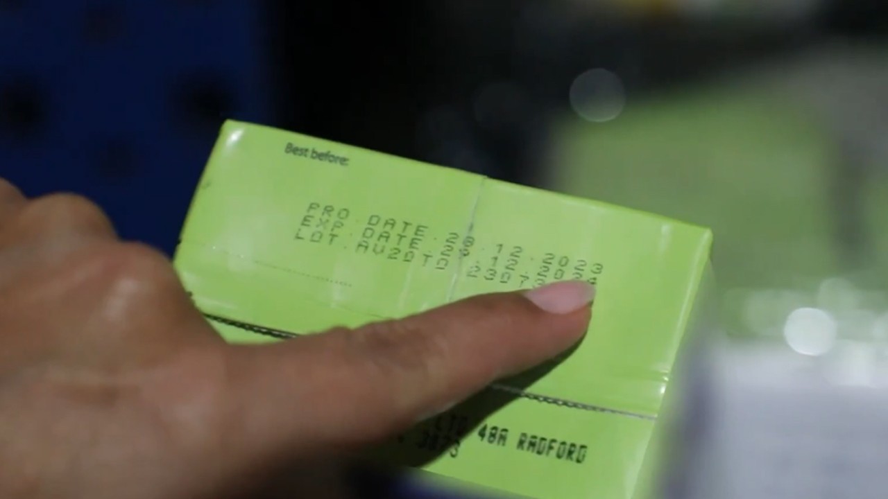 Son kullanma tarihi geçmiş ürünlere yeni etiket basarken yakalandılar