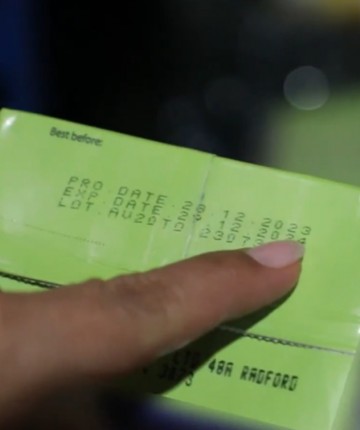 Son kullanma tarihi geçmiş ürünlere yeni etiket basarken yakalandılar