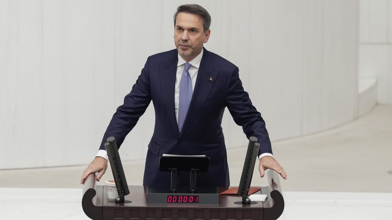 Bakan Bayraktar: Türkiye'de her bir saatte yaklaşık 10 dönüm güneş tarlası kuruyoruz