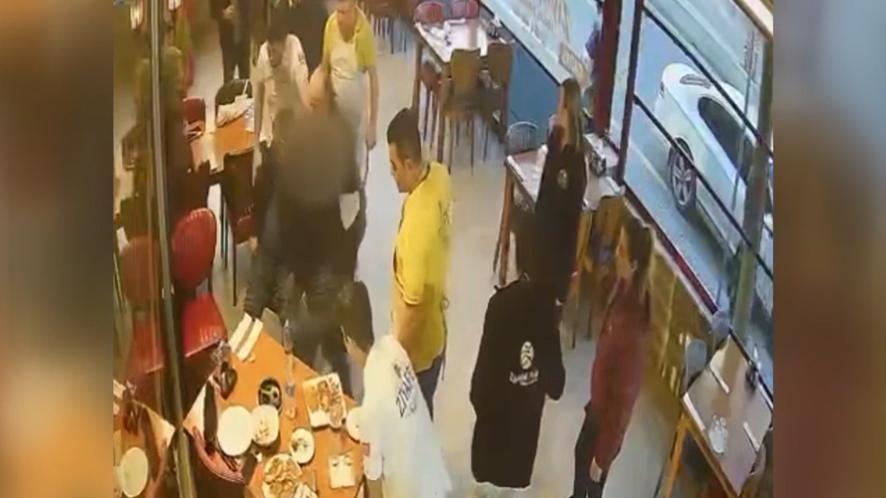 fenalaşan müşterisini kalp masajıyla hayata döndürdü! O anlar kamerada