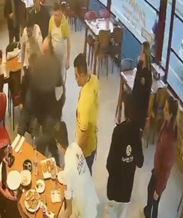 fenalaşan müşterisini kalp masajıyla hayata döndürdü! O anlar kamerada