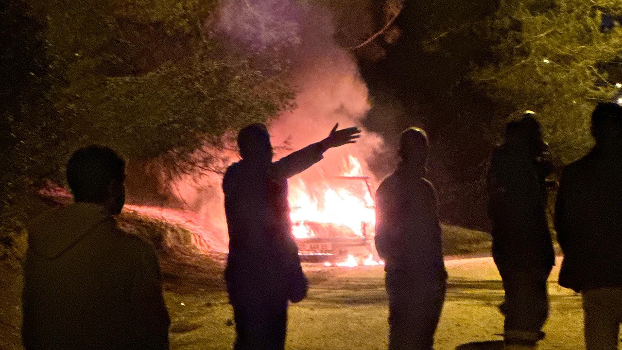 Otomobil patladı, feci şekilde can verdi