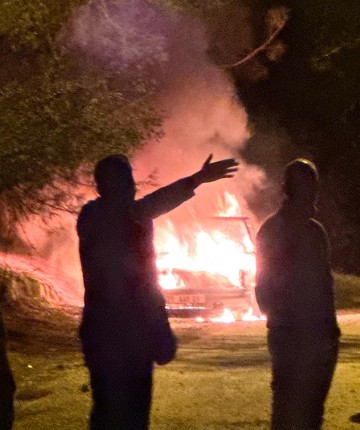 Otomobil patladı, feci şekilde can verdi