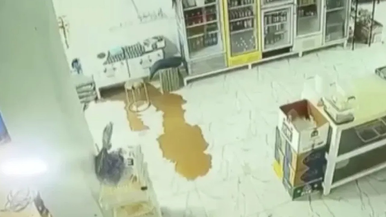 Sel felaketi! Bir iş yerinin saniyeler içinde sular altında kaldığı anlar kamerada