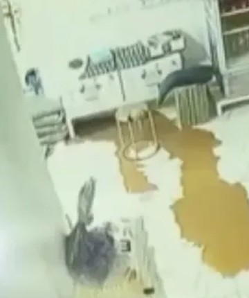 Sel felaketi! Bir iş yerinin saniyeler içinde sular altında kaldığı anlar kamerada