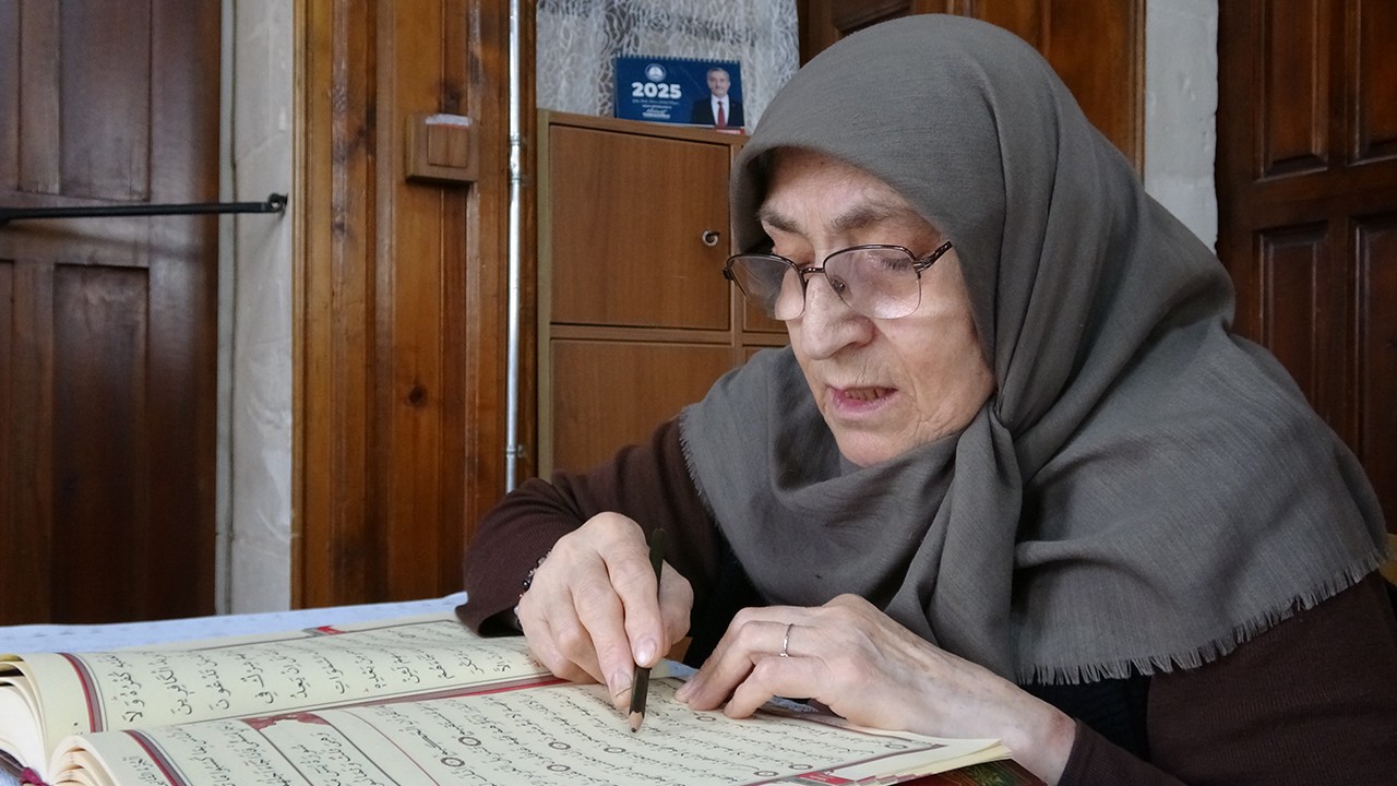 75 yaşındaki Fatma teyzenin Kur'an-ı Kerim öğrenme azmi