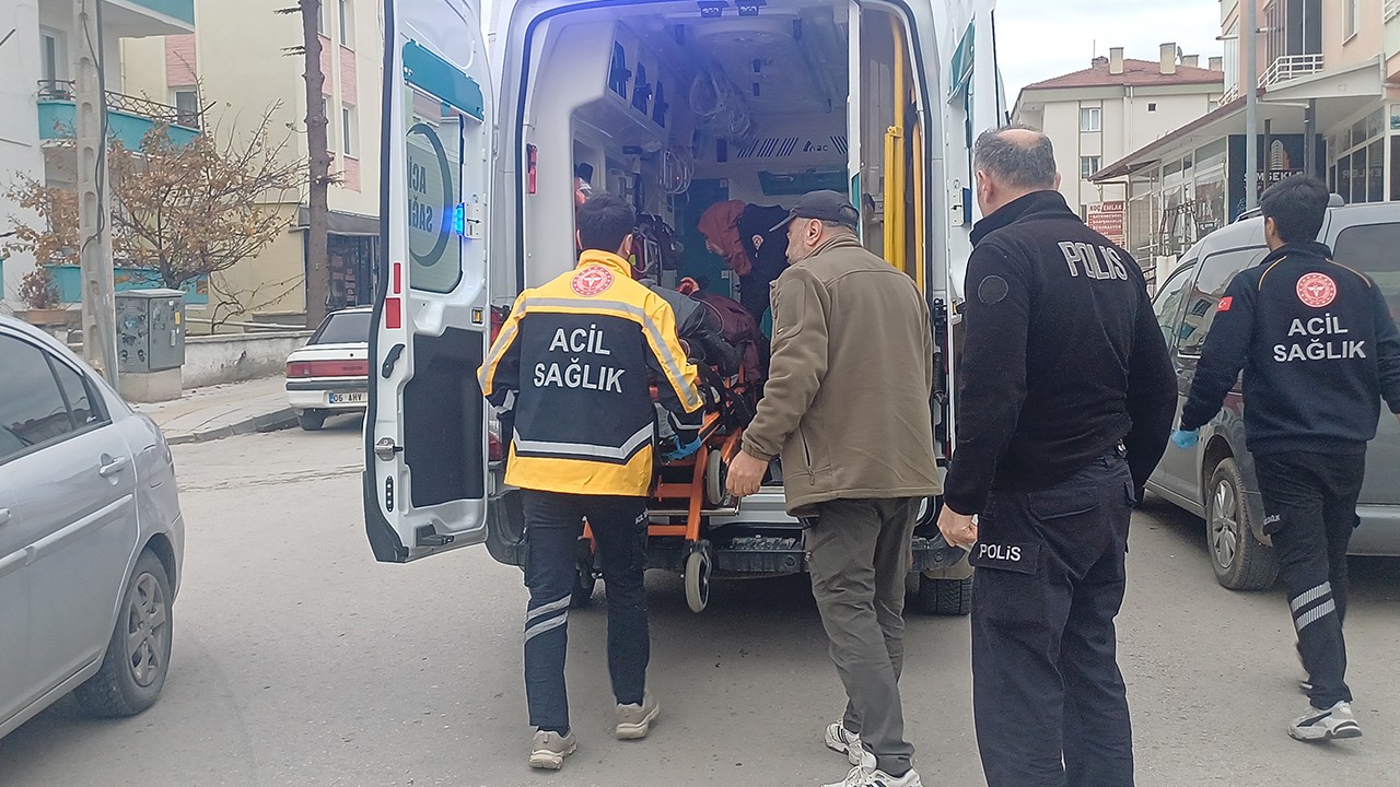 Arkadaşıyla şakalaşırken bıçağın üzerine düşen genç yaralandı