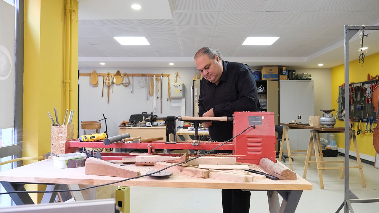 Atık malzemeleri enstrümana dönüştüren öğretmen, öğrencilere çevre bilincini aşılıyor